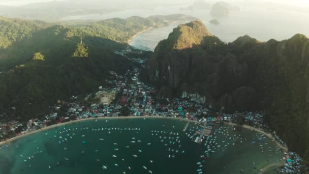 ボート付きの美しい湾。航空写真。青い水の湾の観光船 — ストック動画
