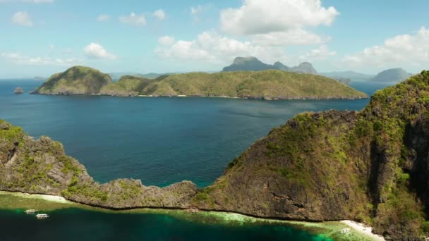 熱帯海水ラグーンとビーチ、フィリピン、エルニド。熱帯の島々との海景。白いビーチを持つ岩の島々. — ストック動画