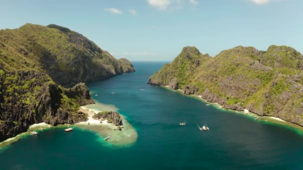 Tropikal deniz suyu lagün ve plaj, Filipinler, El Nido. Kayalık kıyı ve beyaz plaj ile tropikal ada. Tekne ile turistik rotalar. — Stok video