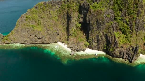 Costa rocosa con una playa blanca. Isla tropical con selva. Laguna y playa de agua de mar tropical, Filipinas, El Nido . — Vídeo de stock
