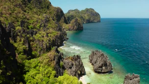Trópusi tengervíz lagúna és a strand, Fülöp-szigetek, el Nido. Trópusi szigeten, sziklás parti és fehér stranddal. Hajós turistaútvonalak. — Stock videók