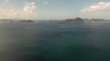 Tropik adalar ile deniz manzarası. Beyaz plajları olan kayalık adalar. Tropikal adalar El Nido, Palawan, Filipinler ile Deniz Manzarası