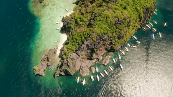 Vista aérea de barcos y acantilados de piedra caliza. El nido, Filipinas. Isla tropical con playa blanca y arrecife de coral . — Vídeos de Stock