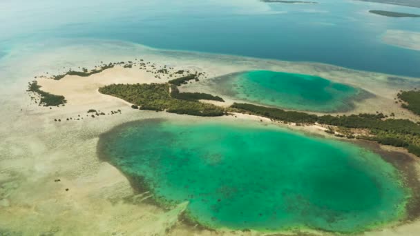 Tropisk ö med Mangrove och turkosa laguner på ett korallrev, uppifrån. Fraser Island, Seascape Honda Bay, Filippinerna. — Stockvideo