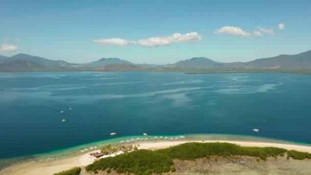 Het eiland van wit zand met mangroves. Het zee-landschap van Honda Bay, uitzicht vanaf boven. — Stockvideo