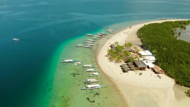 Starfish Island, Puerto Princesa, Palawan.Lotes de barcos na praia, rota turística. Excursão de ilha na Baía de Honda, Palawan . — Vídeo de Stock