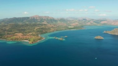 Seascape. Dağlar ve adalar ile deniz kıyısı.