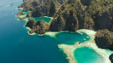 Coron, Palawan, Filipinler'de Twin Lagoon. Dağ ve Deniz.