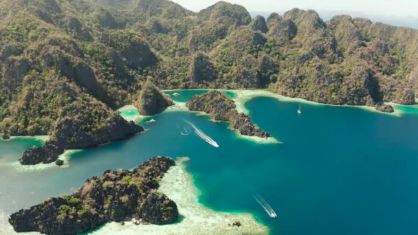 Δίδυμη λιμνοθάλασσα στο Γουάν, Παλαουάν, Φιλιππίνες. Βουνό και θάλασσα. — Αρχείο Βίντεο