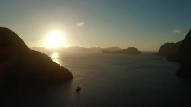 Gün batımındaki güzel koy. Havadan görünüm. Adalar ile deniz üzerinde gün batımı.
