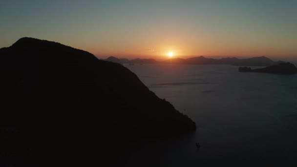 Die wunderschöne Bucht bei Sonnenuntergang. Luftaufnahme. — Stockvideo