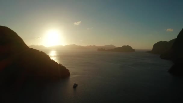 A bela baía ao pôr-do-sol. Vista aérea. Pôr do sol sobre o mar com as ilhas . — Vídeo de Stock