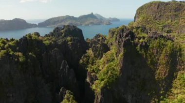 Tropik adalar ile deniz manzarası. Beyaz plajları ile Rocky adaları.