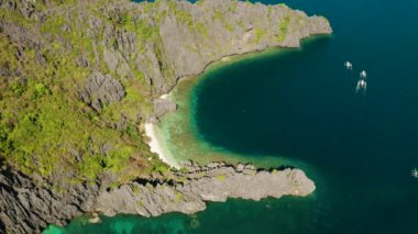 El Nido, Palawan, Filipinler, Secret Lagoon plajında teknelerve karst sahne havadan görünümü.