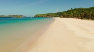 Bir lagün ve beyaz bir plaj ile güzel bir ada. Nacpan Plajı