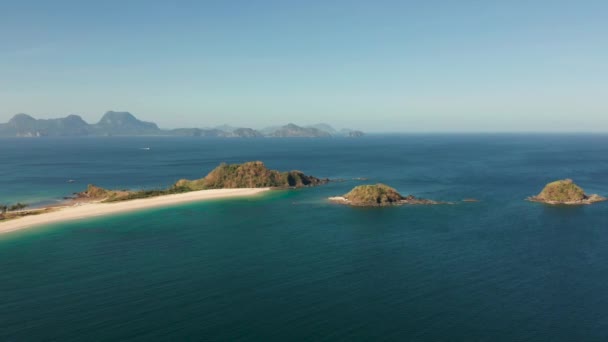 Îles avec des rivages rocheux.Groupe d'îles tropicales, vue d'en haut . — Video