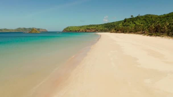 Vacker ö med en lagun och en vit strand. Nacpan Beach — Stockvideo