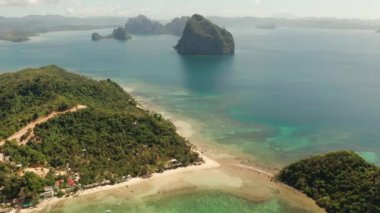 Las Cabanas Plajı. Adalar ve El Nido plajları. Lagün ve adalar ile seacoast. Filipinler'in doğası ve yerleşimleri.
