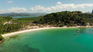 Las Cabanas Plajı. Adalar ve El Nido plajları. Lagün ve adalar ile seacoast. Filipinler'in doğası ve yerleşimleri.