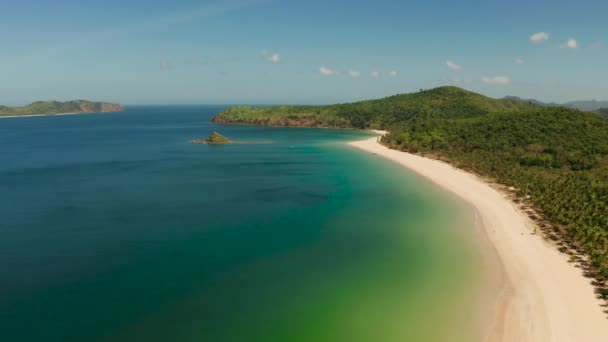 Tropisk strand med vit sand och turkos lagun. — Stockvideo