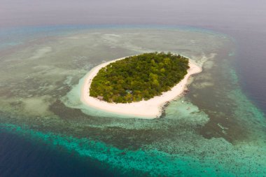 Mantigue Adası, Filipinler.Masmavi su ve mercan resifleri ile çevrili küçük bir ada, üst görünümü.