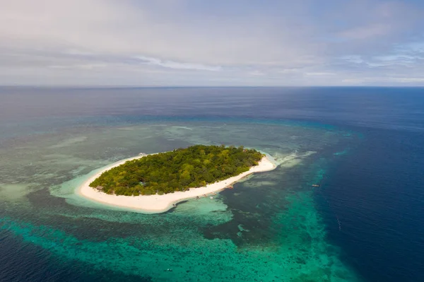 アズールの水とサンゴ礁に囲まれた小さな島、トップビュー. — ストック写真