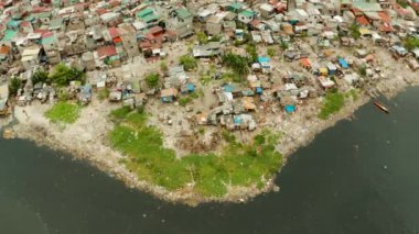 Manila gecekondu, bir üst görünümü. Evsel atıklar tarafından deniz kirliliği.