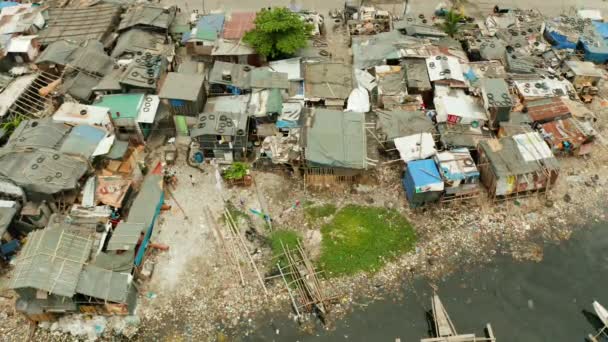 Slums w Manili, widok z góry. Zanieczyszczenie mórz odpadami komunalnymi. — Wideo stockowe