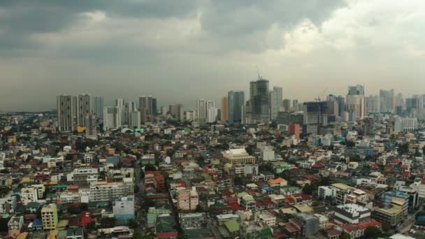 Панорама Маніли. місто Маніла, столиця Філіппін. Сучасний Мегаполіс вранці, вид зверху. Хмарочоси і бізнес-центри у великому місті. — стокове відео