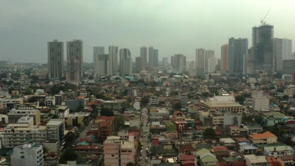 Panorama över Manila. staden Manila, huvudstaden i Filippinerna. Modern Metropol på morgonen, uppifrån. Skyskrapor och affärscentra i en storstad. — Stockvideo