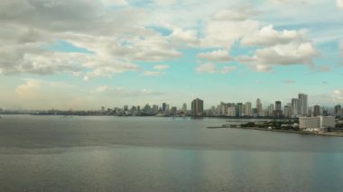 Manila şehir sabah, yukarıdan görünümü. Büyük bir liman şehrinin panoraması. Modern binalar ve gökdelenler ile şehir. Asya metropol.