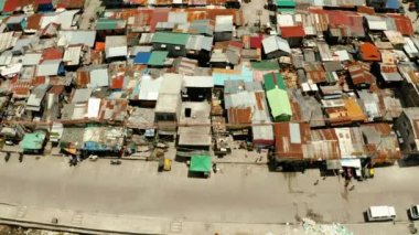 Manila'daki fakir bölgelerin sokakları. Evlerin çatıları ve büyük şehirdeki insanların hayatı. Manila yoksul ilçeler, yukarıdan görünümü.