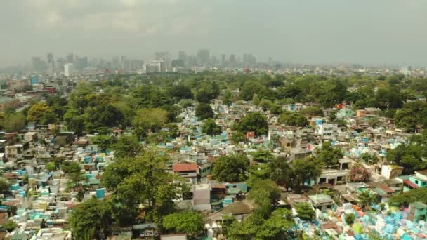 Městský hřbitov v Manile, pohled shora. Starý hřbitov s obytnými budovami. Město Manila, za slunečného počasí. — Stock video