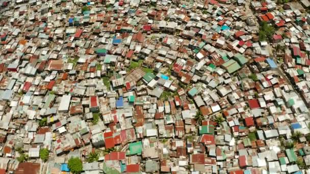 Straßen armer Gegenden in Manila. Die Dächer der Häuser und das Leben der Menschen in der Großstadt. Armenviertel von Manila, Blick von oben. — Stockvideo