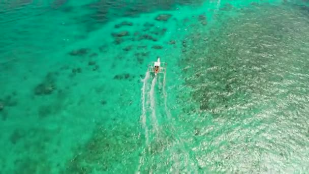 Θαλάσσιο τοπίο, κοραλλιογενής ύφαλος και γαλάζια θάλασσα με μηχανοκίνητο σκάφος. — Αρχείο Βίντεο
