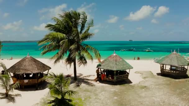 Isla de Daco, Filipinas. Palmeras y bungalows en la playa de arena blanca. La gente se relaja en una isla tropical . — Vídeos de Stock