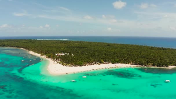 Seascape z piękną wyspą. Wyspa daco, Filipiny. Tropikalna wyspa z białą piaszczystą plażą dla turystów. — Wideo stockowe