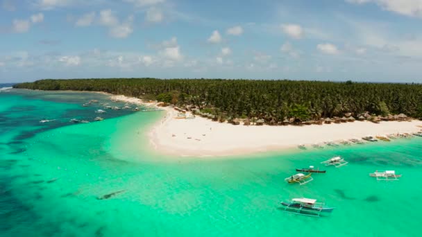 Seascape egy gyönyörű szigeten. Daco Island, Fülöp-szigetek. Trópusi sziget, fehér homokos tengerparttal a turisták számára. — Stock videók