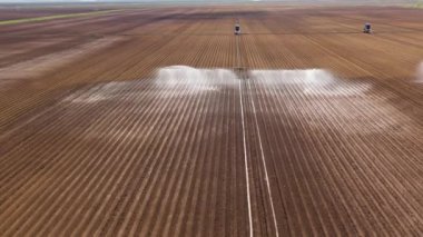 Tarım arazisindeki sulama sistemi.