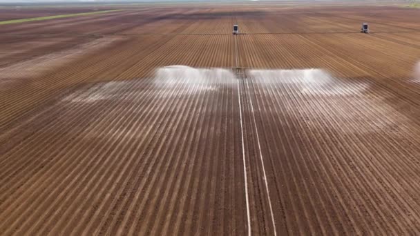 Sistema de irrigação em terras agrícolas. — Vídeo de Stock