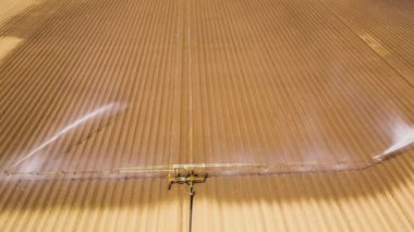 Tarım arazisindeki sulama sistemi.