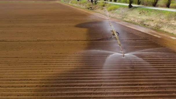 Bewässerungssystem auf landwirtschaftlichen Flächen. — Stockvideo