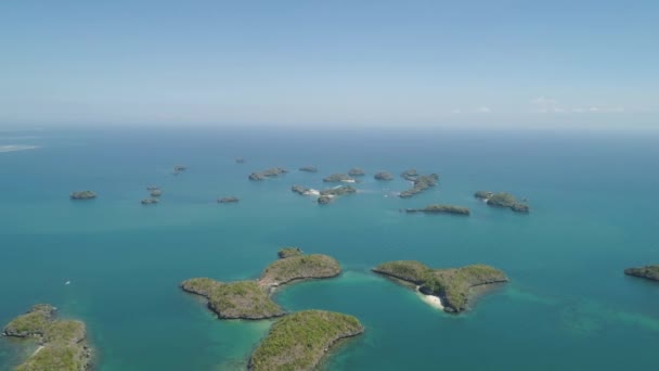 Wiele małych wysp w morzu. Przylądek morski z tropikalnymi wyspami. Charakter Filipin. Park Narodowy Sto Wysp, Pangasinan, Filipiny. — Wideo stockowe