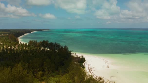 Gran isla tropical playa de arena blanca, vista desde arriba. Paisaje marino, naturaleza de las Islas Filipinas . — Vídeos de Stock