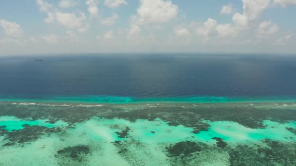 Atoll och blått hav, utsikt ovanifrån. Havslandskap på dagen. — Stockvideo