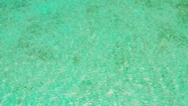 ラグーンの透明ブルーの海の水。澄んだ海の水、トップビュー。晴天下の砂浜. — ストック動画