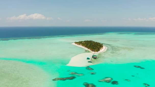 Tropisch eiland omringd door prachtige lagunes. Onok Island Balabac, Filippijnen. Rust uit op een tropisch eiland. — Stockvideo