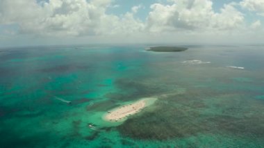 Çıplak Ada, Siargao. Mercan adasındaki beyaz kum adası. Turistler beyaz adada dinlenmek.