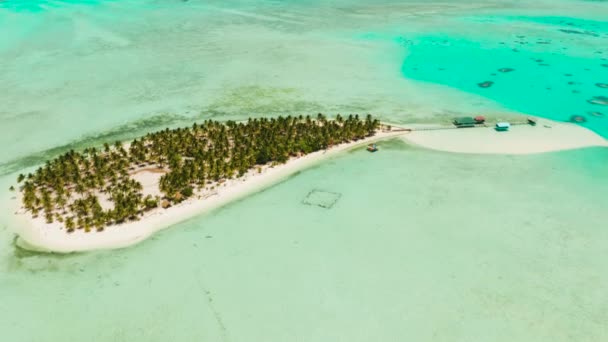 Tropisch eiland omringd door prachtige lagunes. Onok Island Balabac, Filippijnen. Rust uit op een tropisch eiland. — Stockvideo