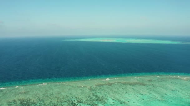 Paisaje marino con arrecife de coral y atolón en el mar azul Balabac, Palawan, Filipinas. — Vídeos de Stock
